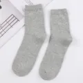 Calze da uomo grigio tinta unita a metà polpaccio in cotone, comode e traspiranti. - Taglia unica (39-45) / Grigio chiaro