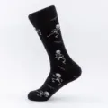 Schicke schwarze Skater-Kniestrümpfe für Herren mit tanzenden Skelett-Mustern für coole Streetwear. - Herren Übergröße (Größe 41-47) / Totenkopf