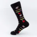 Schwarze Herren Baumwoll Socken mit Schulmotiv Buecher Bleistifte Muster Groessenvariante. - Herren Übergröße / Schreibwaren