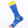 Calcetines coloridos de hombre con diseño de loto y pez, borde amarillo brillante y gran confort. - Talla Única (EU 41-47) / Azul Loto Pez