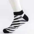 Herren gestreifte Kurzsocken in Schwarz und Weiss, bequeme Baumwolle Freizeitsocken. - Einheitsgröße (EU 41-47) / Diagonale Streifen