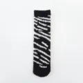 Schwarze und weiße flauschige Korallenfleece Wintersocken, gemütliche warme Haussocken. - Einheitsgröße / Schwarz