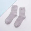 Gemütliche einfarbige flauschige Korallenfleece warme Wintersocken für Damen in Grau. - Farbe #21