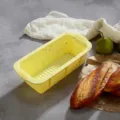 Moule à pain de mie en silicone rectangulaire avec des points colorés, flexible pour pâtisserie. - Moule à Pain Jaune à Points de Couleur