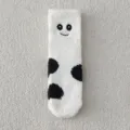 Weisse Korallenfleece Pluesch Wintersocken mit suessem gesticktem Laecheln und Flecken. - Einheitsgröße / Farbe 1