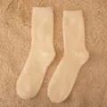 Einfarbige Korallenfleecesocken, dicke warme flauschige Mittelsocken in Hellgelb. - Einheitsgröße / Hellgelb