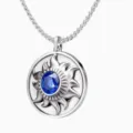 Silberfarbene Halskette mit einem blauen Edelstein im detailreichen Sonnen-Anhänger. - Blauer Strass Stil (X1120) / Blau