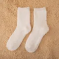 Gemütliche weiße Plüsch Korallenfleece Socken, verdickte Wintersocken für zu Hause, warm. - Einheitsgröße / Reinweiß