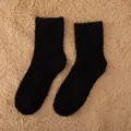 Gemütliche schwarze flauschige Korallenfleece Socken für Damen Herren, warme dicke Wintersocken. - Einheitsgröße / Reines Schwarz