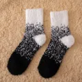 Winter dicke Korallenfleece Socken schwarz weiß Farbverlauf kuschelige flauschige Schlafsocken - Einheitsgröße / Schwarz-Weiß-Verlauf