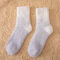 Winter dicke Korallenfleece Socken Farbverlauf flauschig warme Hausschlaf Mittelsocken Paar - Einheitsgröße / Weiß-Grau Verlauf