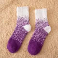 Verdickte Korallenfleece Wintersocken, gradient lila warme mittelhohe Heimschlafsocken. - Einheitsgröße / Lila Weiß Farbverlauf