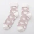 Comode calze in pile corallo con grazioso motivo a cuore bianco e design caldo e spesso. - Taglia unica / Colore 8