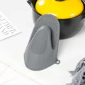 Vue détaillée de manique en silicone grise résistante à la chaleur pour la cuisine. - Gants d'Isolation Gris