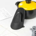 Gant de cuisine en silicone noir resistant a la chaleur pour cuisson au four et grill. - Gants d'Isolation Noirs