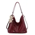 Dunkelrote Kunstleder Hobo Tote Tasche, multifunktionaler Schulter Rucksack mit süßem Bärenanhänger. - Ohne Anhänger / Rot