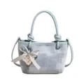 Hellblaue Jeans Bucket Bag mit Perlenherz Anhänger, stilvolle koreanische Umhängetasche. - Mit Anhänger / Blau