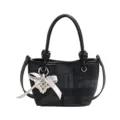 Schwarze Denim Eimer Tasche mit Perlen Schleife Anhänger, Umhängetasche für Damen. - Mit Anhänger / Schwarz