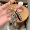 Vista dettagliata del portachiavi con orsetto in strass scintillante, ciondolo per borse e chiavi auto. - Nero misto