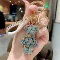 Portachiavi orso con strass colorati con ferramenta in metallo dorato e ciondolo in cristallo brillante. - Arcobaleno