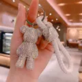 Portachiavi orsetto con strass carino con cinturino in pelle intrecciata bianca per borse. - Aurora boreale