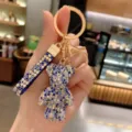 Dettaglio portachiavi orsetto con strass scintillanti, cristalli luminosi e metallo. - Blu Misto
