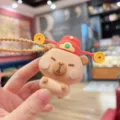 Nahaufnahme des niedlichen Capybara Quetsch-Schlüsselanhängers mit Perlenband. - Glückscapybara - Kaffee
