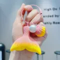 Leuke kleurrijke zeemeermin staart sleutelhanger met parel en schelp hanger voor tas en sleutels. - Gradiënt Roze