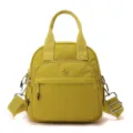 Bolso bandolera informal de nailon amarillo, ligera variante de mochila de viaje. - Palma Dorada