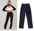 Détails en gros plan de jeans noirs droits avec déchirures élégantes et fentes aux ourlets. - S (34) / Noir