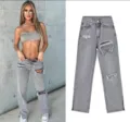 Vue détaillée de jeans droits gris effet usé avec genoux déchirés et fentes aux bas. - S (34) / Gris