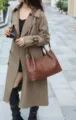 Detail shot of brown cowhide leather shoulder bag, casual everyday commuting tote style. - 37x10x21cm / Coffee