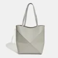 Minimalistische graue geometrische Ledertasche, Alltagsschultertasche mit grossem Volumen. - 27*14*32CM / Milchweiß