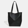 Detailansicht der schwarzen geometrischen Falttasche mit Dreiecksmustern und weichem PU-Leder. - 27*14*32CM / Schwarz