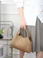 Vista dettagliata di elegante borsa in pelle kaki con design a nuvola e chiusura a zip. - 32*12*20CM / Cachi