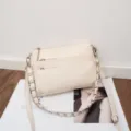 Detailaufnahme der echten Leder Umhängetasche mit mehreren Reißverschlüssen in sanftem Beigeton. - 27*7*17CM / Weiß