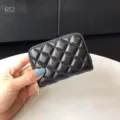 Schwarzes gestepptes Leder-Kartenetui mit Reißverschluss, klassisches Detail für Damen. - Schwarz