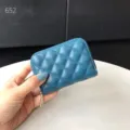 Detail des blauen gesteppten Lederkartenhalters, Reißverschluss, kompaktes Design für Damen. - Blau
