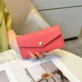 Elegantes rosa Damen Portemonnaie aus Echtleder, geräumiges Umschlagdesign mit Druckknopf. - Wassermelonenrot