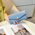 Elegante hellblaue Damen Geldbörse aus echtem Leder mit Druckknopf und großem Fassungsvermögen. - Blau