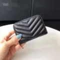 Schwarzes Lammleder Chevron gestepptes Reißverschluss Etui Detail, kompaktes Münzfach. - Schwarz