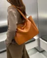 Detailansicht einer stilvollen großen Leder Schultertasche für Damen im perfekten Alltagsstil. - Braun
