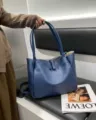 Stilvolle blaue Handtasche aus weichem Leder für Damen, große Pendler Schultertasche. - Blau