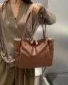Detailansicht der weichen Leder-Pendlertasche, große braune Handtasche für Damen. - Kaffeebraun