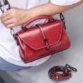 Rote Damen Handtasche aus Ölwachsleder, Retro Umhängetasche mit abnehmbarem Schultergurt. - Burgunderrot