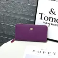 Vista detallada de la cartera larga con cremallera de cuero morado, suave y con tarjeteros. - Púrpura