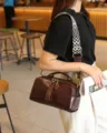 Vintage Echtleder Boston Tasche für Damen, lässige Umhängetasche mit breitem gewebtem Gurt. - 25x15x11 cm / Wein-Kaffee