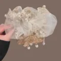 Pinza de pelo de abanico estilo chino con perlas y encaje elegante para peinado. - Pinza de Garra con Colgante de Abanico Plegable / 13cm / Blanco