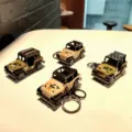 Vista detallada de llaveros de coche todoterreno en miniatura con cuatro estilos de camuflaje. - Coche de Camuflaje Militar (Cuatro Colores Enviados al Azar)