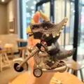 Niedlicher Cartoon Dinosaurier Motorrad Schlüsselanhänger Harz Auto Modell Deko Geschenk - Schwarz